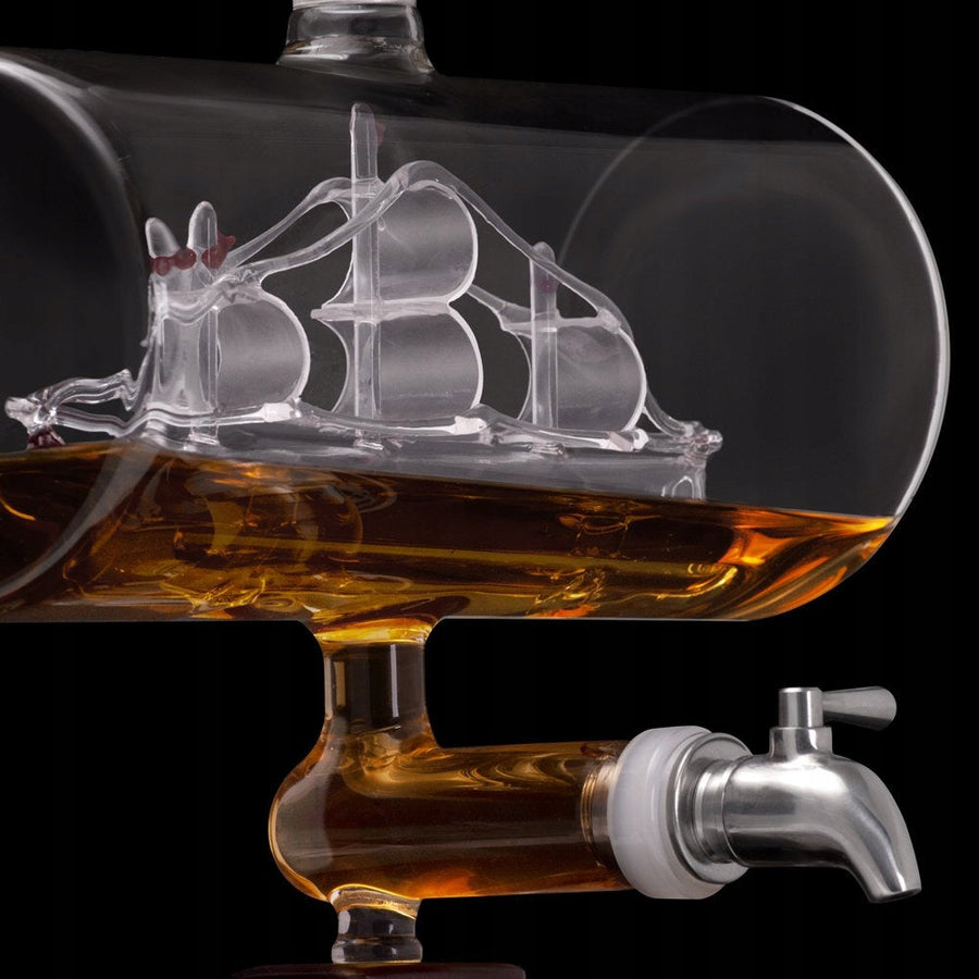 Set Decantor Whisky sub forma de corabie cu suport de lemn si 4 pahare, 1100ml