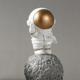 Statuetă Decorativă Astronaut pe Lună din Rășină – Design Premium Alb-Auriu, 6 × 6 × 12 cm - imagine principala