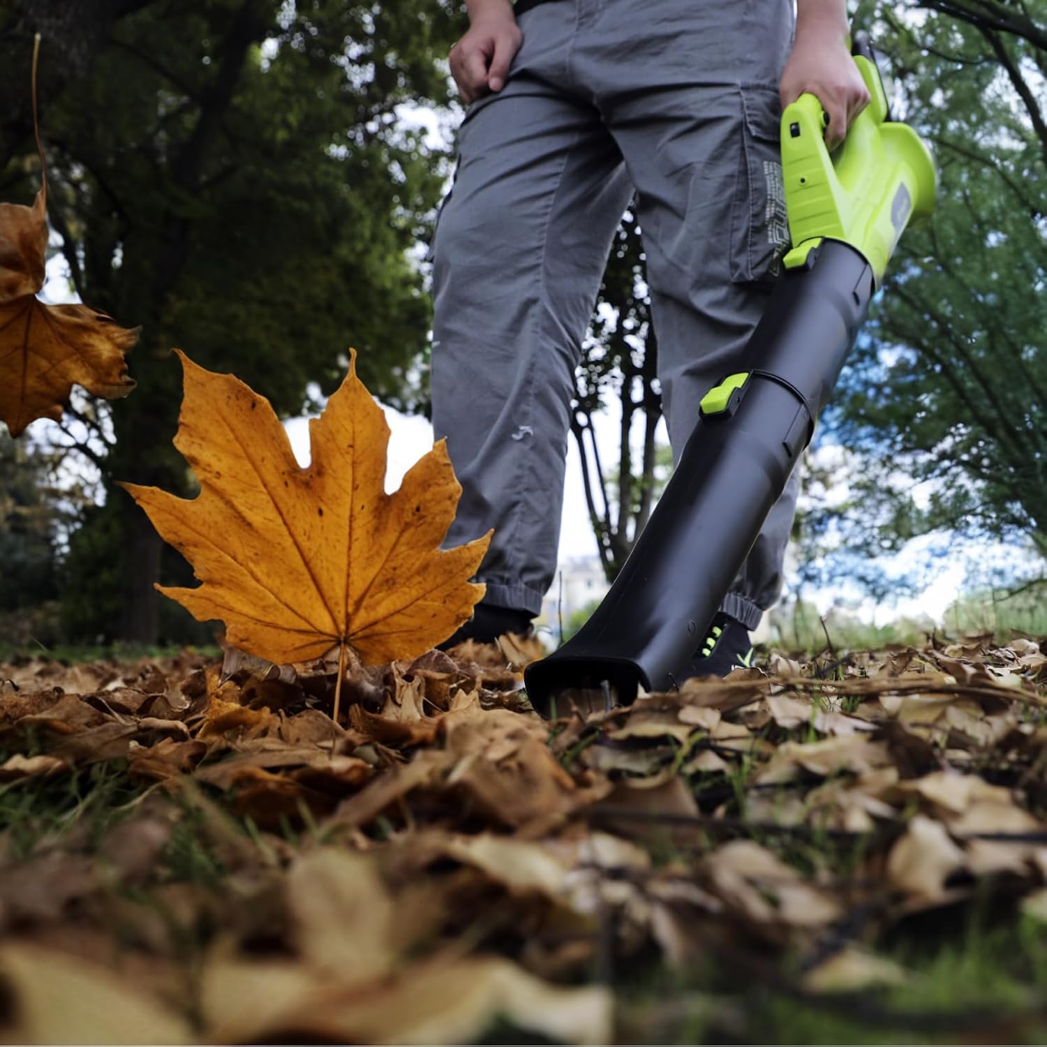 RESIGILAT - Suflanta de frunze electrica cu 2 Acumulatori, Putere 3500W, 12.000 De Rotatii/min, Volum Aer 2.3 Metri Cubi/Minut, Negru/Verde