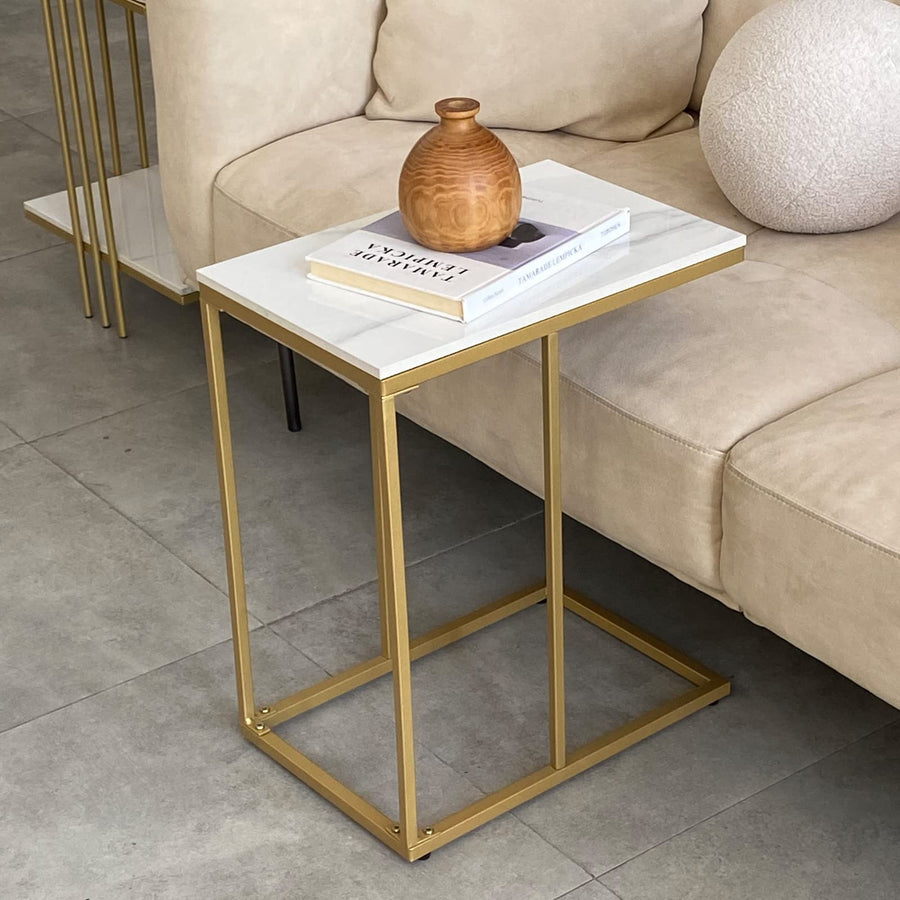 RESIGILAT - Masuta laterala cu blat tip C, marmura lucios si picioare aurii, design modern 45 x 30 x 54 cm