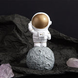 Statuetă Decorativă Astronaut pe Lună din Rășină – Design Premium Alb-Auriu, 6 × 6 × 12 cm - detaliu produs