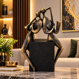 Statuetă Decorativă Premium „Cuplu de Muzicieni”, cu Trompetă și Saxofon, Negru-Auriu, din Rășină – 20,8 × 9 × 21,5 cm - detaliu produs