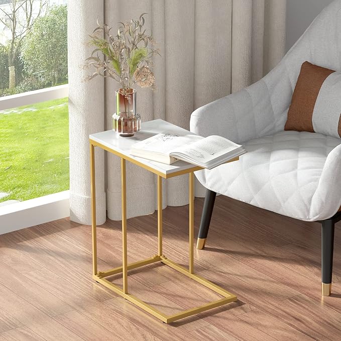 Masuta laterala cu blat tip C, marmura lucios si picioare aurii, design modern 45 x 30 x 54 cm