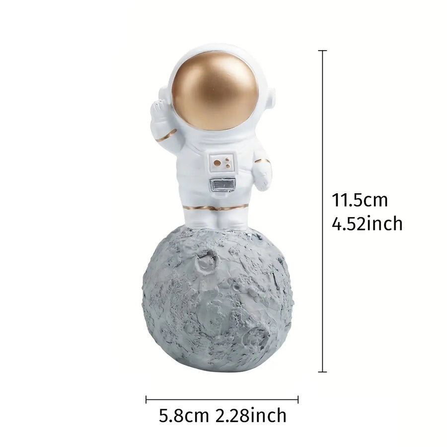 Statuetă Decorativă Astronaut pe Lună din Rășină – Design Premium Alb-Auriu, 6 × 6 × 12 cm - detaliu produs