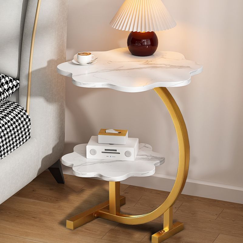 Masuta moderna cu doua rafturi in forma de floare, blat 40 cm si cadru metalic auriu, design elegant 60 cm inaltime