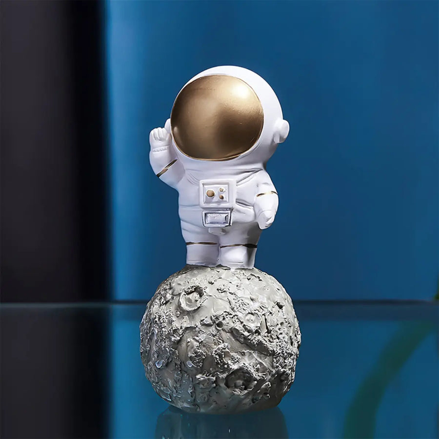 Statuetă Decorativă Astronaut pe Lună din Rășină – Design Premium Alb-Auriu, 6 × 6 × 12 cm - detaliu produs
