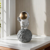 Statuetă Decorativă Astronaut pe Lună din Rășină – Design Premium Alb-Auriu, 6 × 6 × 12 cm - detaliu produs