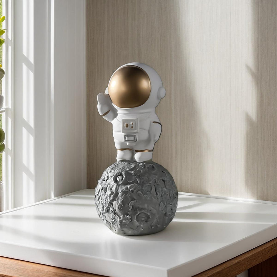 Statuetă Decorativă Astronaut pe Lună din Rășină – Design Premium Alb-Auriu, 6 × 6 × 12 cm - detaliu produs