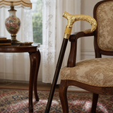 Baston Elegant Auriu cu Maner Ornamental Sculpturat Baston Clasic Premium - in context de utilizare
