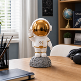 Figurina Astronaut din Rasina Ornament Decor Birou cu Baza tip Luna - in context de utilizare