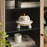 Statueta Decorativa OZN UFO 10x12 cm Figurina Extraterestra Design Modern - in context de utilizare