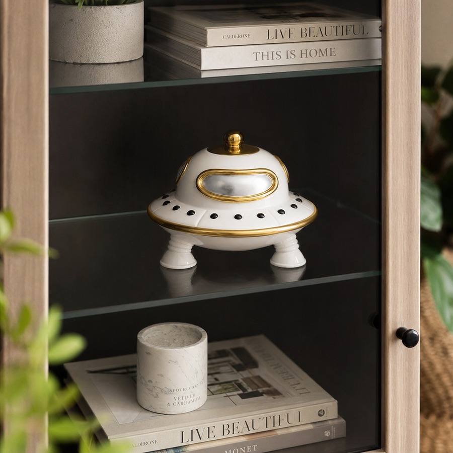 Statueta Decorativa OZN UFO 10x12 cm Figurina Extraterestra Design Modern - in context de utilizare