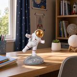 Statueta Astronaut Alb cu Casca Aurie pe Luna Decoratiune Birou 20cm - in context de utilizare
