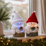 Decorațiune de Crăciun Premium Om de Zăpadă cu Iluminare, Căciulă Tricotată și Cadou – 14 × 18 × 28 cm - in context de utilizare