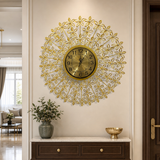 Ceas de Perete Decorativ Premium Floral, Auriu, cu Elemente 3D și Cristale, Ramă Metalică și Geam din Sticlă – Ø 65 cm - in context de utilizare