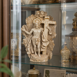 Statuetă Decorativă Iisus Hristos cu Crucea, Rășină Finisată – 26,5 × 14 cm - in context de utilizare