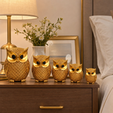 Set 5 Bufnițe Decorative Aurii din Rășină, Dimensiuni Diferite, 13–7,5 cm, Design Elegant, Ornamente pentru Living, Birou și Dormitor - in context de utilizare
