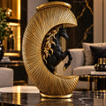 Statuetă Decorativă Premium cu Cal Alb în Semilună Aurie, din Rășină Finisată – 24 × 18 cm