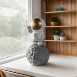 Statuetă Decorativă Astronaut pe Lună din Rășină – Design Premium Alb-Auriu, 6 × 6 × 12 cm - detaliu produs