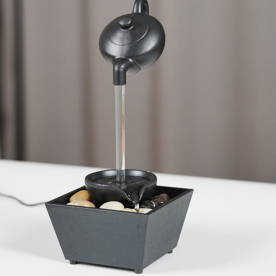 Fantana decorativa cu ceainic suspendat, alimentare USB si baterii, 27.5x11.7x11.7cm, cu lumini LED si pietre, negru, 404g