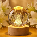 Glob Decorativ 3D cu Înger, Iluminare LED Caldă, Bază din Lemn și Alimentare USB, 6 cm