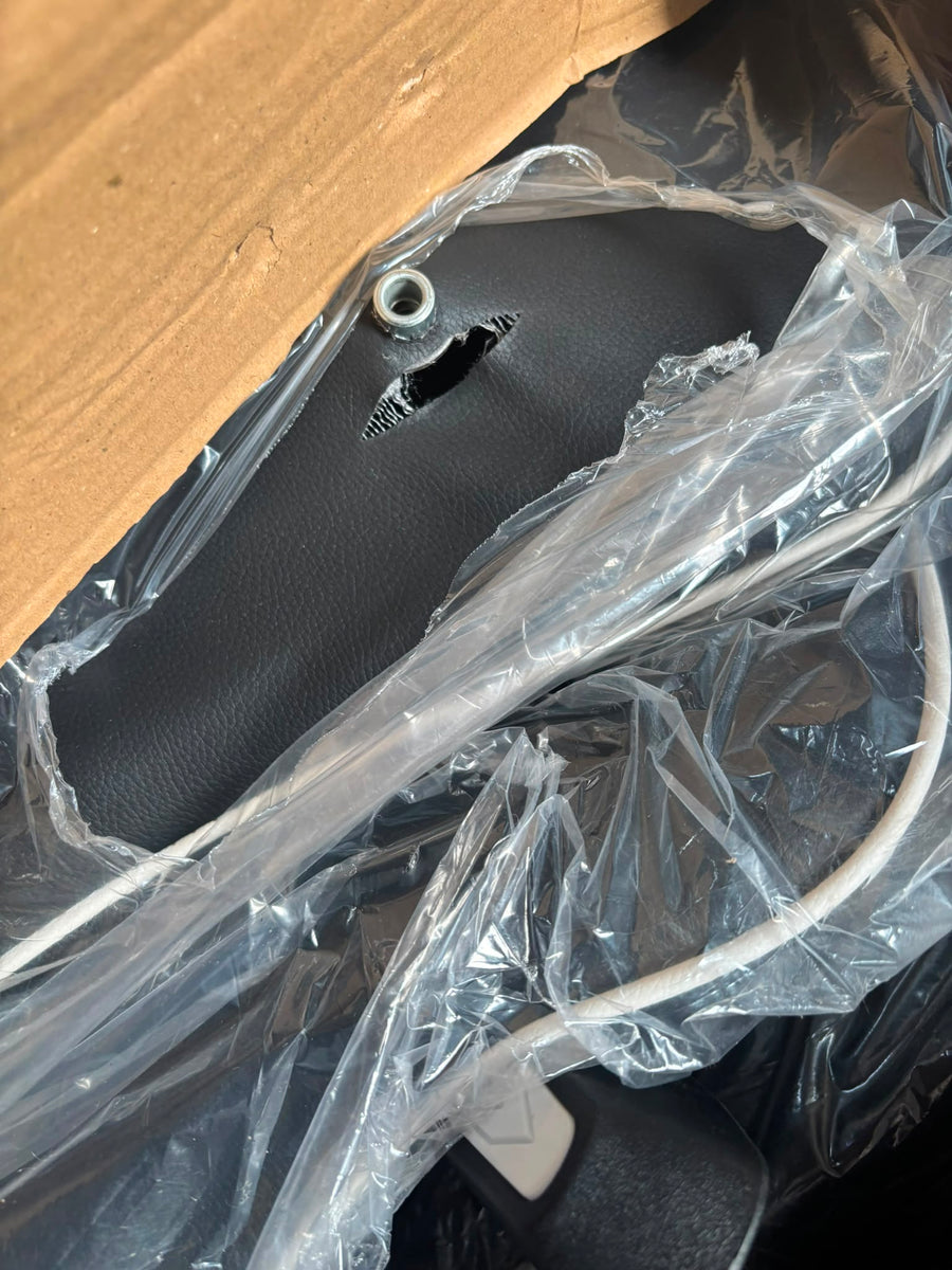 RESIGILAT — Scaun Gaming Racing SpeedX GT, Piele Ecologică, Recliner, Perne Ergonomice și Suport pentru Picioare Alb cu negru · Acceptabil #001